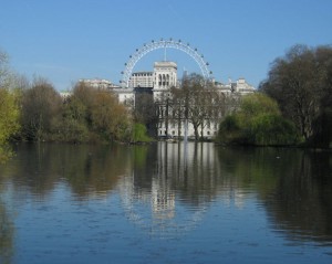 Iz parka StJames pogled na veliki tocak London Eye