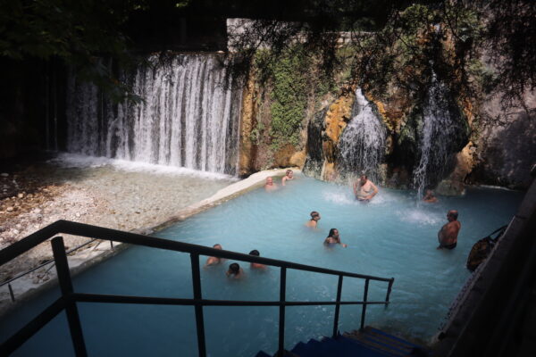 Mali ali atraktivan bazen sa toplim vodopadom