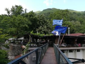 Sa terese restorana mostic vodi na drugu stranu